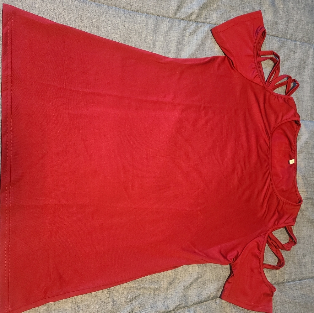 Red wine crisscross shoulders t shirt